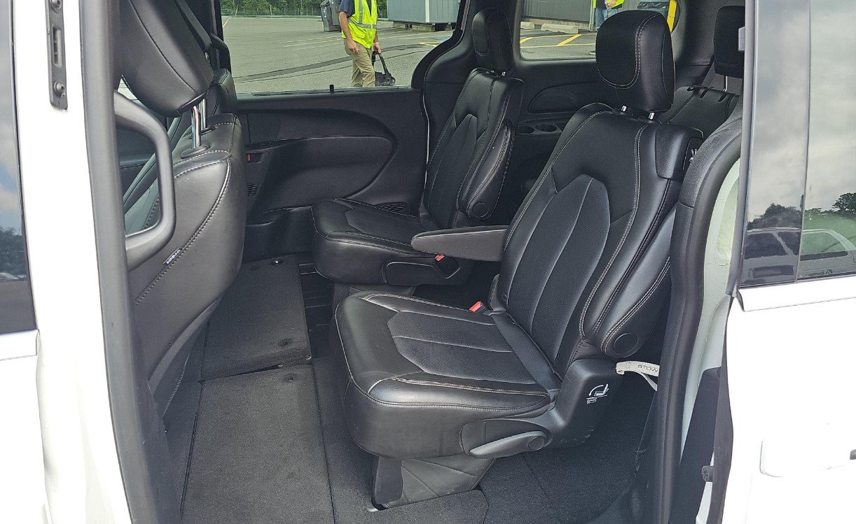 Used 2025 Chrysler Pacifica Select FWD image 9