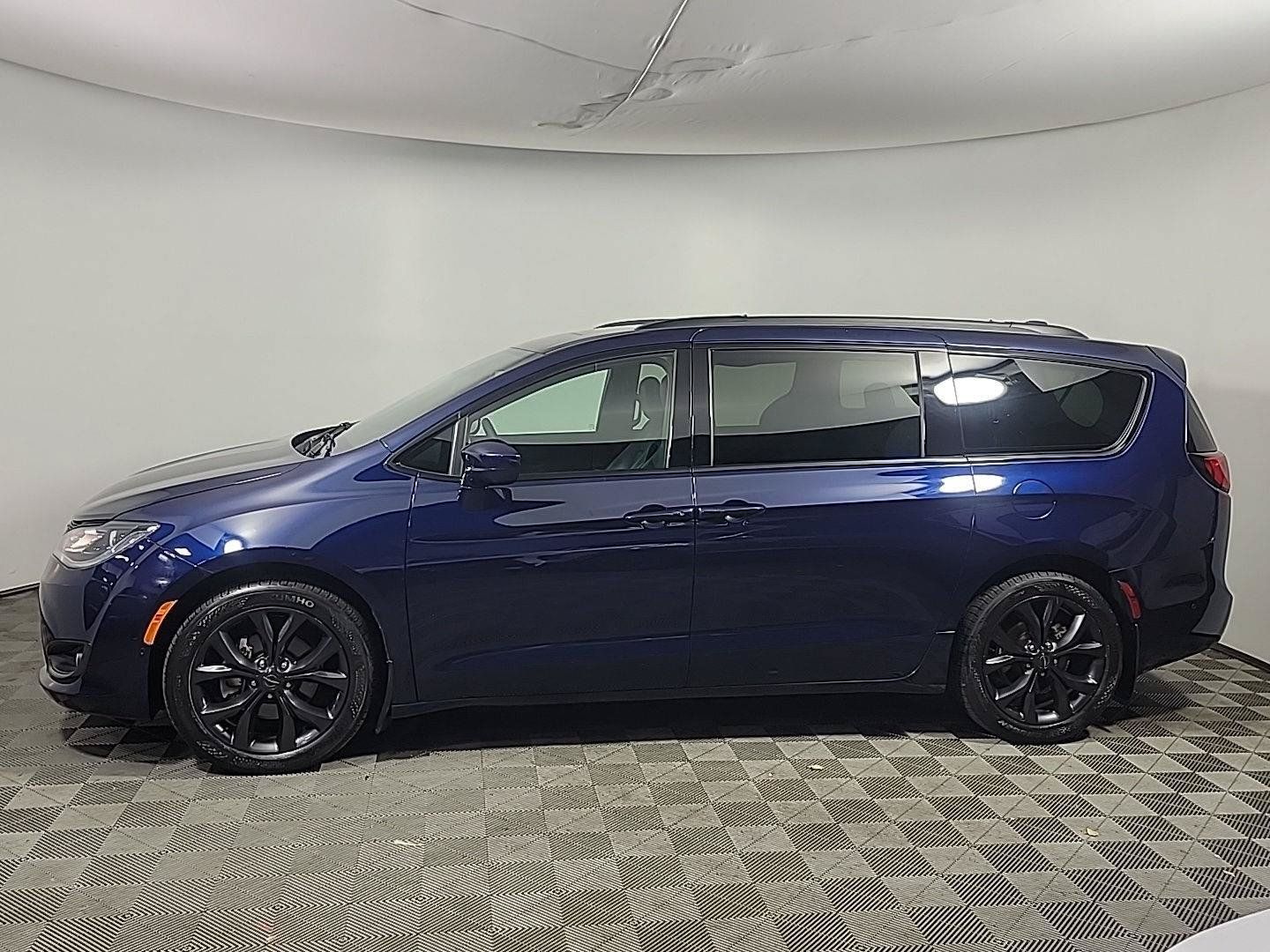 Used 2019 Chrysler Pacifica Touring-L Plus w/ Advanced Safetytec Group FWD image 12