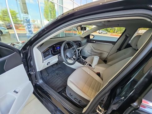 Used 2022 Volkswagen Jetta SE w/ Panoramic Sunroof Package FWD image 8