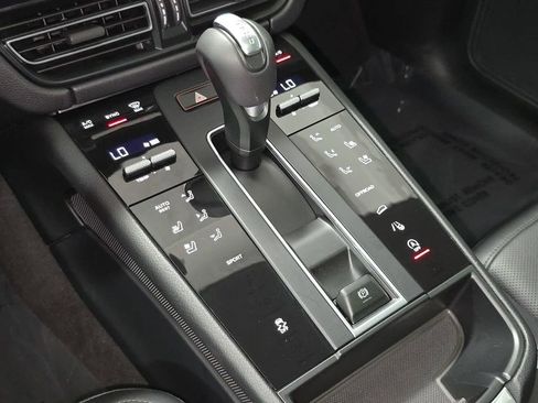 Certified 2025 Porsche Macan AWD/4WD image 20