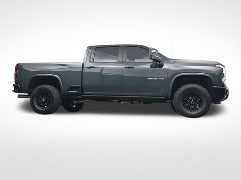 Used 2025 Chevrolet Silverado 2500 ZR2 w/ Technology Package image 32