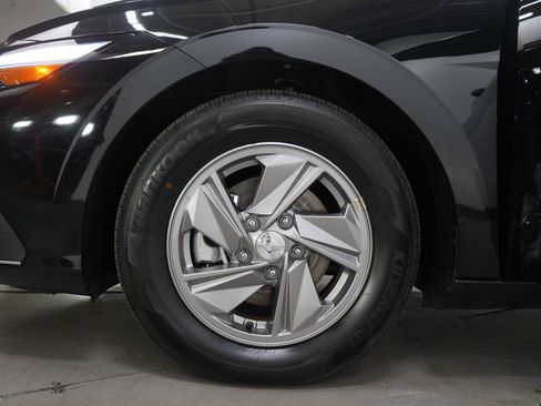New 2025 Hyundai Elantra SE image 27