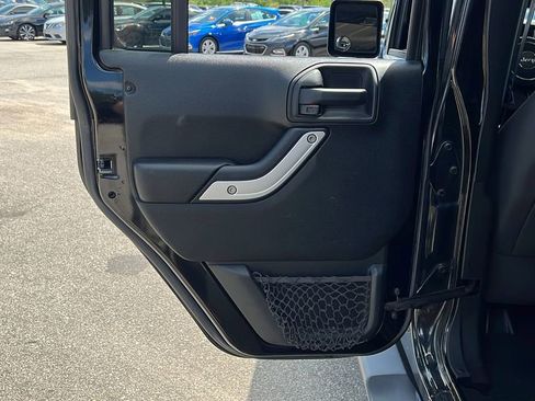 Used 2017 Jeep Wrangler Unlimited Sahara image 23