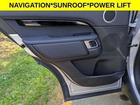 Used 2023 Land Rover Discovery S image 28