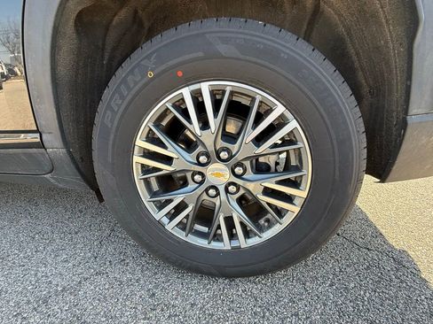 Used 2025 Chevrolet Traverse LT image 36