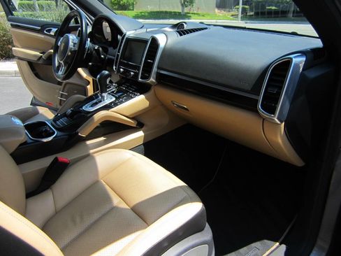 Used 2014 Porsche Cayenne Platinum Edition image 21