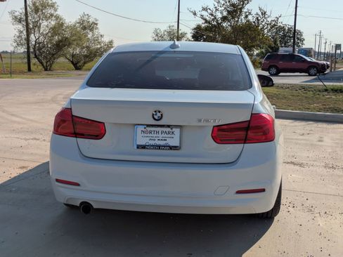 Used 2018 BMW 320i Sedan w/ Convenience Package image 4