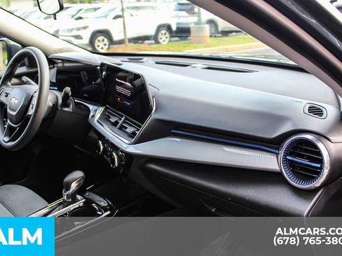 Used 2025 Chevrolet Trax LT FWD image 23