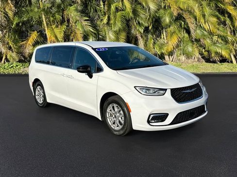 Used 2025 Chrysler Pacifica Select image 2