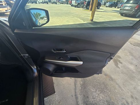 Used 2018 Nissan Kicks SV FWD image 39