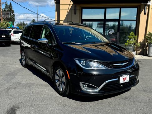 Used 2019 Chrysler Pacifica Limited w/ Advanced Safetytec Group FWD image 1