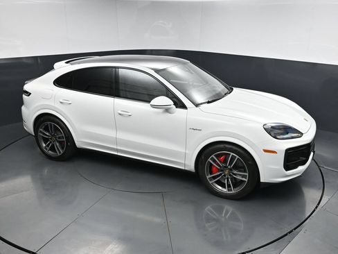 Used 2024 Porsche Cayenne Turbo AWD/4WD image 21