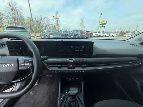 Used 2025 Kia K4 LXS image 17
