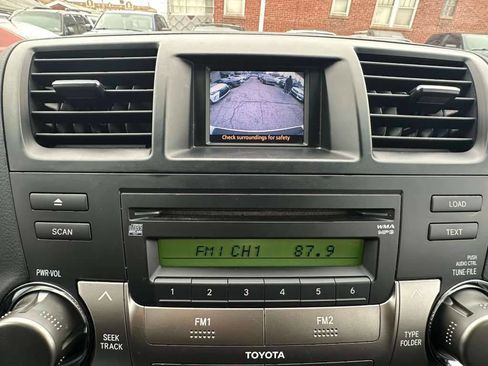 Used 2010 Toyota Highlander SE image 17