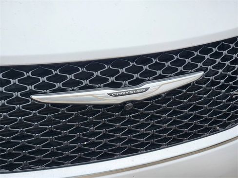 Used 2024 Chrysler Pacifica Touring-L image 11