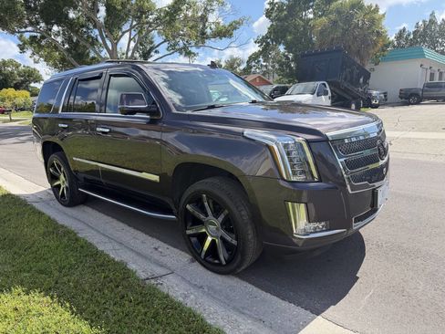 Used 2016 Cadillac Escalade Luxury AWD/4WD image 2
