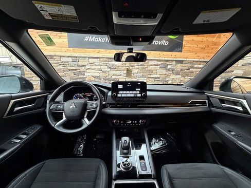 Used 2023 Mitsubishi Outlander SE image 16