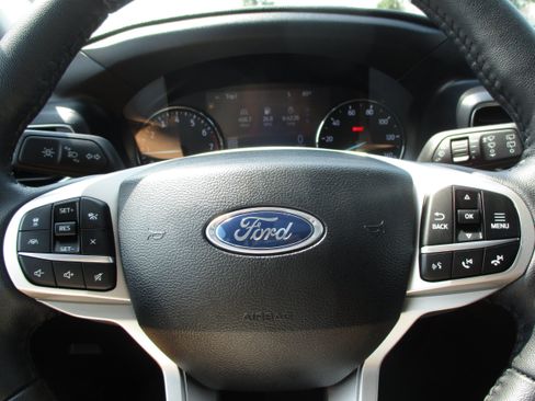 Used 2024 Ford Explorer XLT w/ Equipment Group 202A AWD/4WD image 19