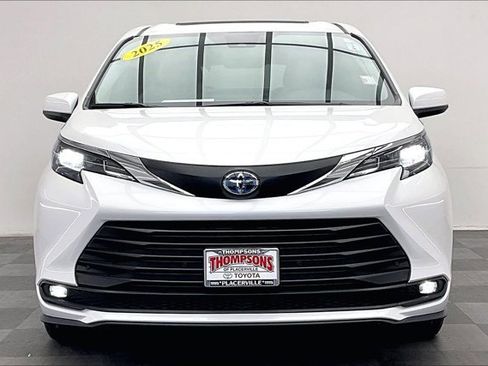 Used 2025 Toyota Sienna XLE image 2