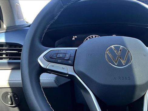 Used 2024 Volkswagen Taos SE w/ Panoramic Sunroof Package FWD image 10