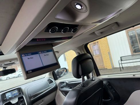 Used 2011 Chrysler Town & Country Touring-L w/ Entertainment Group #2 image 17