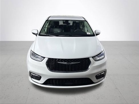 Used 2023 Chrysler Pacifica Touring-L FWD image 3
