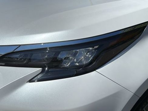 Used 2025 Toyota Sienna XLE AWD/4WD image 7