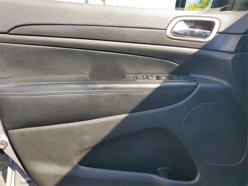 Used 2018 Jeep Grand Cherokee Laredo image 19