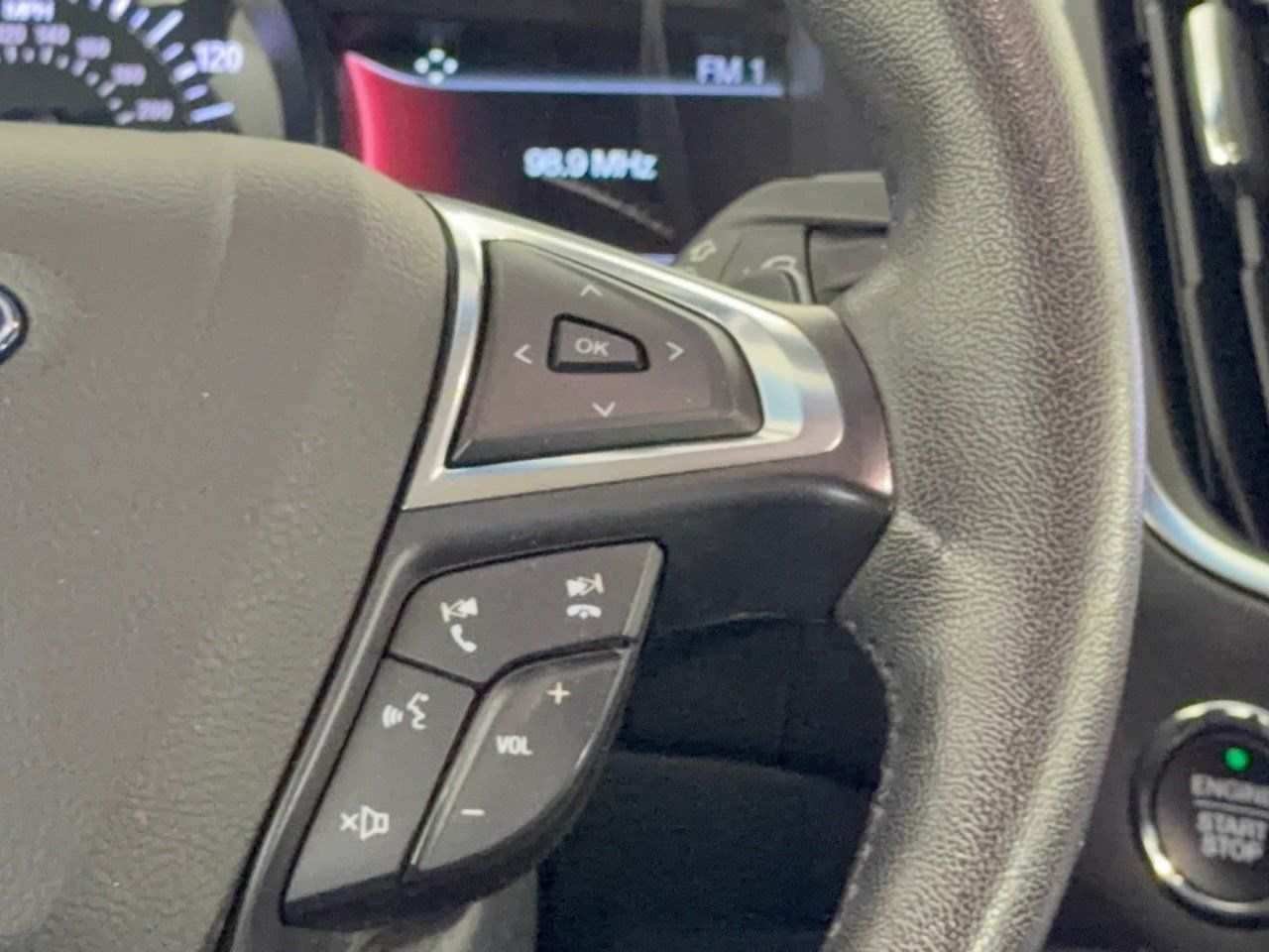 Used 2018 Ford Edge Titanium FWD image 19