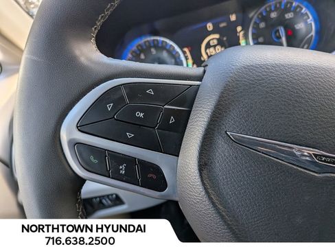 Used 2024 Chrysler Pacifica Touring-L image 27