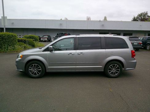 Used 2017 Dodge Grand Caravan SXT FWD image 2