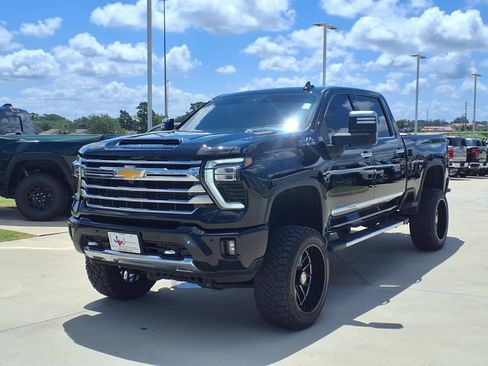 Used 2024 Chevrolet Silverado 2500 High Country w/ High Country Premium Package AWD/4WD image 3