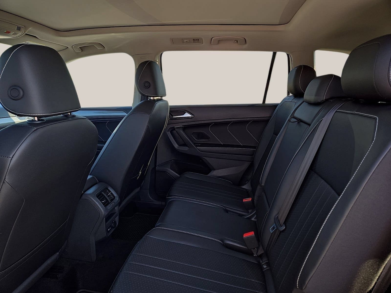 Used 2024 Volkswagen Tiguan SE w/ Panoramic Sunroof Package FWD image 11