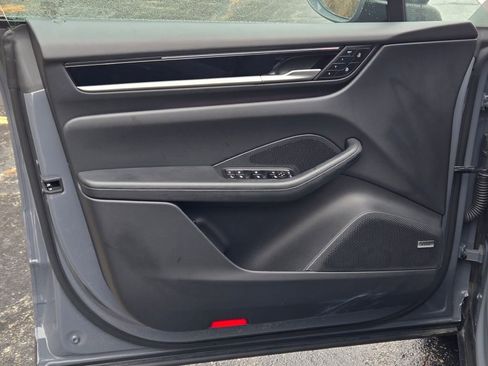 Certified 2025 Porsche Macan Electric image 17