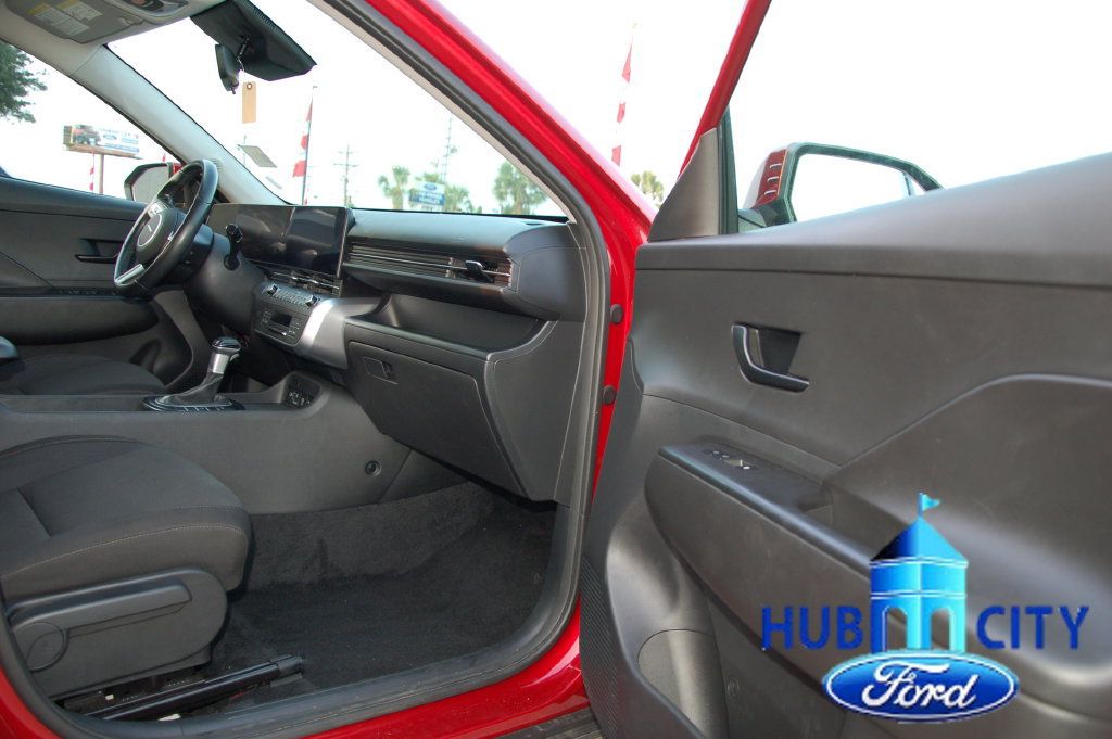 Used 2025 Hyundai Kona SEL FWD image 17