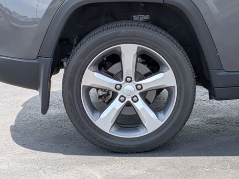Used 2022 Jeep Grand Cherokee Limited w/ Luxury Tech Group II AWD/4WD image 9