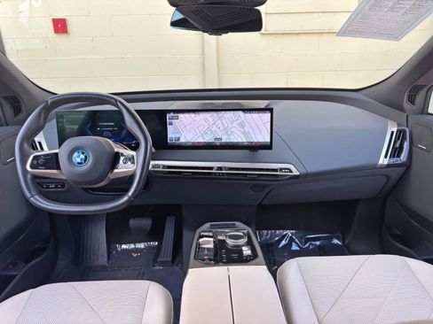 Used 2022 BMW iX xDrive50 w/ Sport Package AWD/4WD image 11
