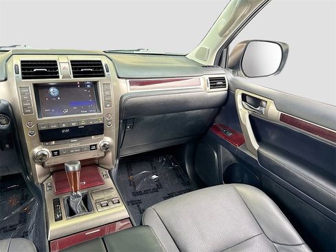 Used 2019 Lexus GX 460 image 25