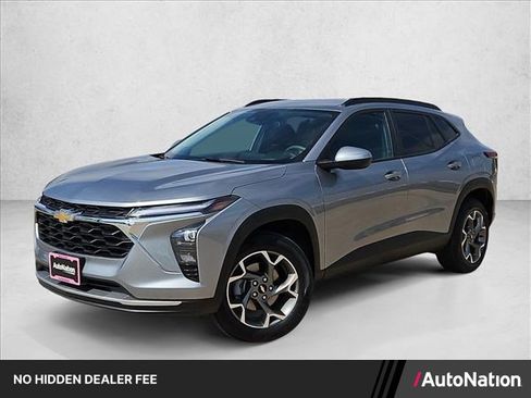 Used 2025 Chevrolet Trax LT FWD image 1