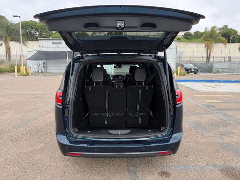 Used 2025 Chrysler Pacifica Limited image 36