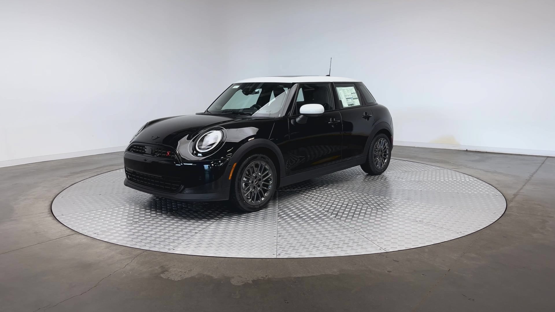 Used 2027 MINI Cooper S FWD image 4