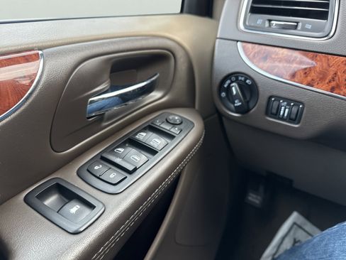 Used 2016 Chrysler Town & Country Touring image 23