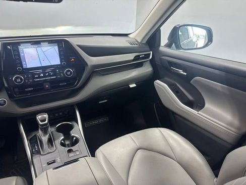 Used 2021 Toyota Highlander XLE FWD image 21