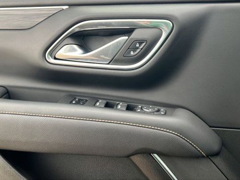 Used 2023 GMC Yukon XL SLT w/ SLT Luxury Package image 14