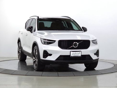 Used 2023 Volvo XC40 B5 Plus w/ Driver Assist Package AWD/4WD image 1
