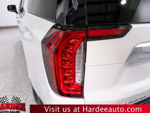 Used 2022 GMC Yukon XL Denali w/ Denali Premium Package image 9