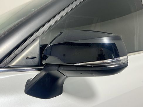 Used 2023 Toyota Highlander XLE FWD image 12