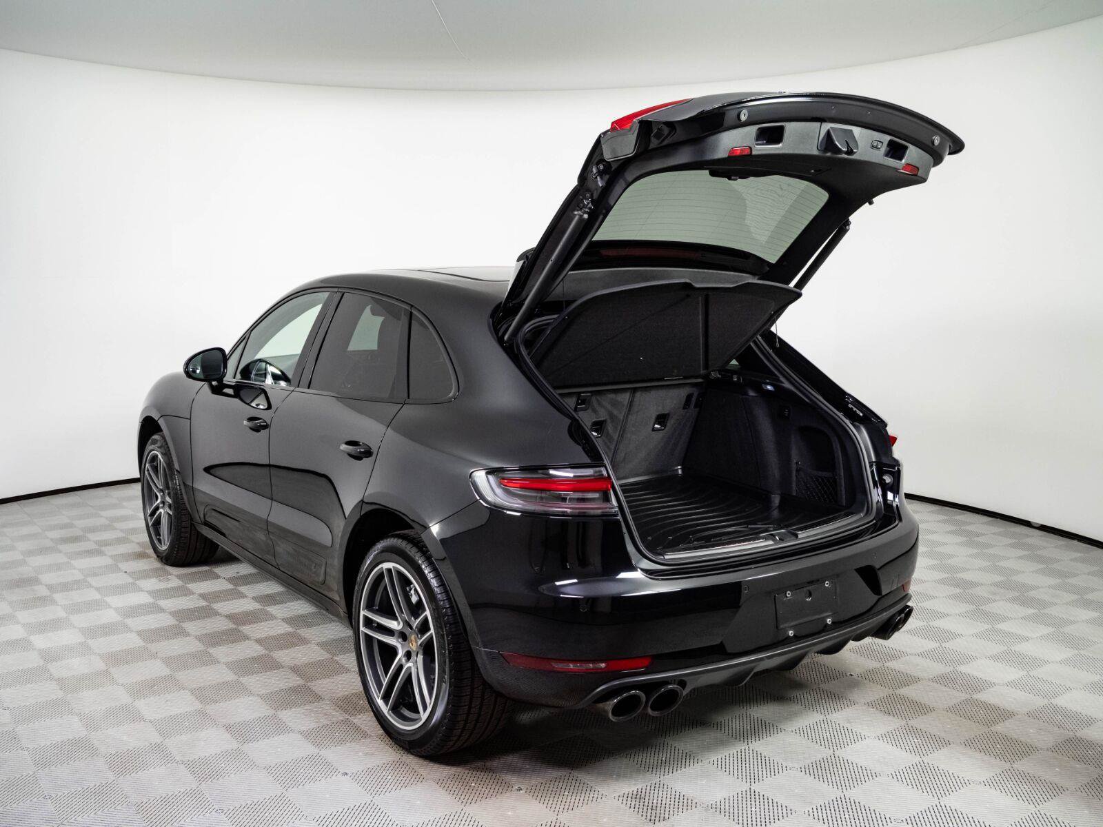 Used 2021 Porsche Macan Turbo AWD/4WD image 32