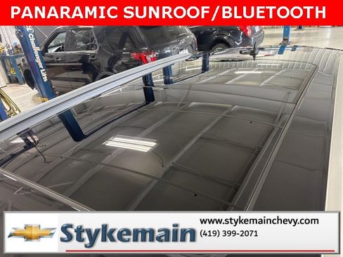 Used 2022 Volkswagen Atlas Cross Sport SEL R-Line image 2