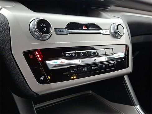 Used 2022 Ford Explorer XLT w/ Equipment Group 202A image 18